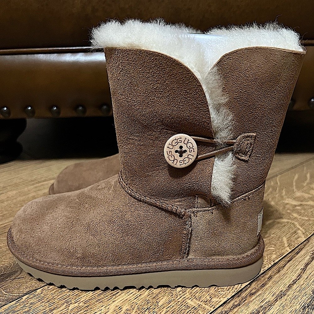NWT Girl UGG Bailey Button II